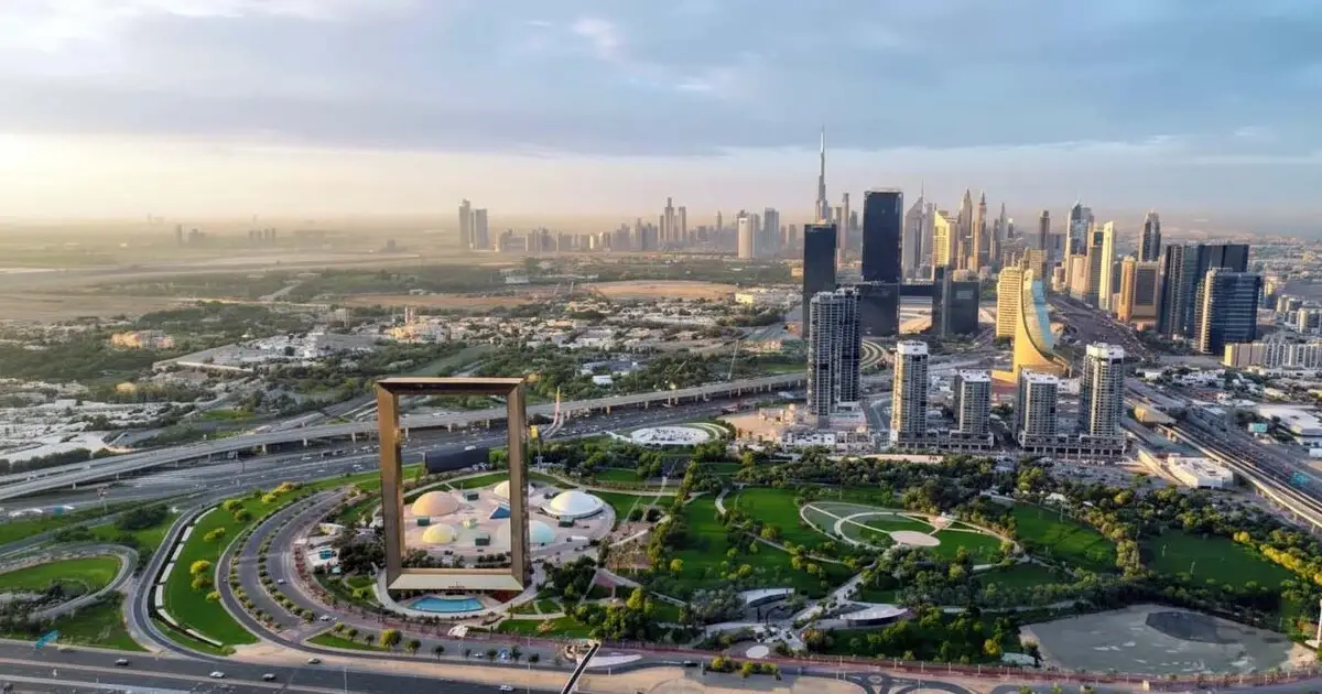 Digital comparison of Dubai Mainland and Free Zone business structures featuring the 2026 Unified Licence framework