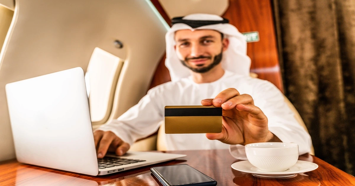 Business owner using UAE Pass for digital bank account verification in Dubai 2026